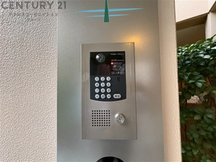 オートロック式エントランスは他の住民や外部の人間が簡単に出入りできないため、個々の住戸が安全に保たれます。同時に、訪問者が来訪する場合にはインターホン等で確認することができ、不要な来客を遮断できます。