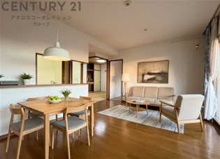 リビングダイニングは家族や友人とのコミュニケーションを楽しむ場所でくつろぎながら食事や会話を楽しめ、多目的に利用できリラックスできる空間です。家庭内の中心として機能し、快適な生活をサポートします。