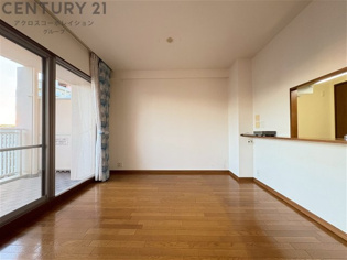 キッチン前のダイニングスペース　カウンターキッチンから料理の受け渡し等に便利です。ダイニングセットを置いても十分な広さを確保。