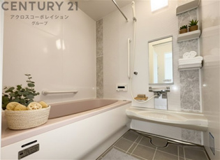 ユニットバスは省スペースでありながら、シンプルな設計と使いやすさを備え、簡便なメンテナンスが可能です。またミラー・小物置き場もあり便利です。