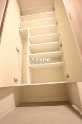 【設備】 | MAXIV CROS 江坂 | 収納力たっぷりのシューズボックスで玄関すっきり！