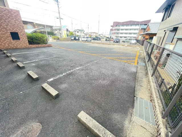 京町　エメラルド・レジデンスの駐車場