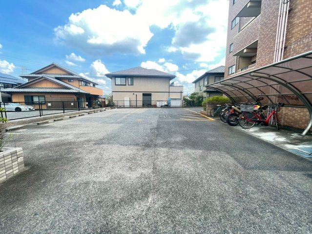 京町　エメラルド・レジデンスの駐車場