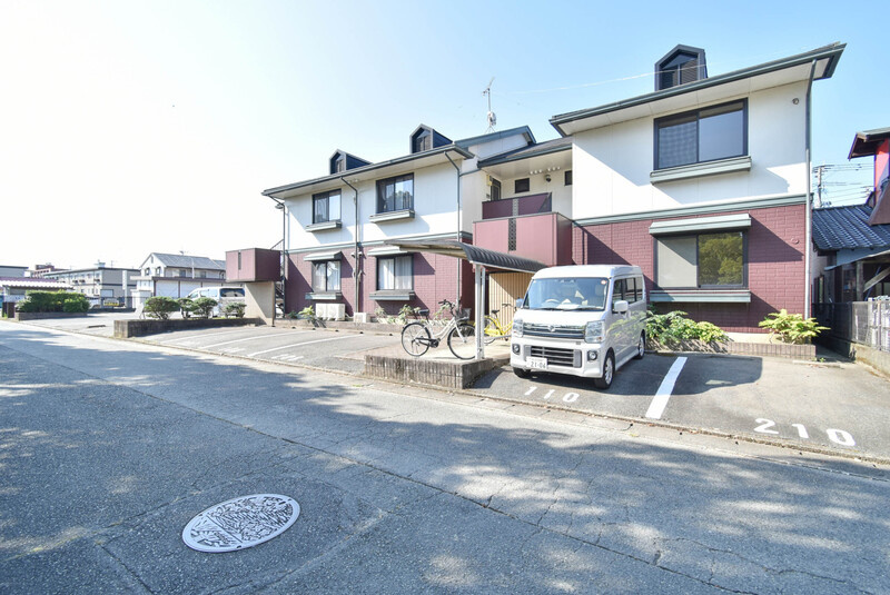 久留米市長門石５丁目のアパートの駐車場