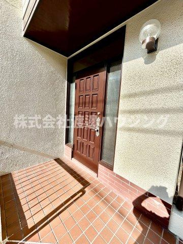 粟生間谷東一戸建のエントランス