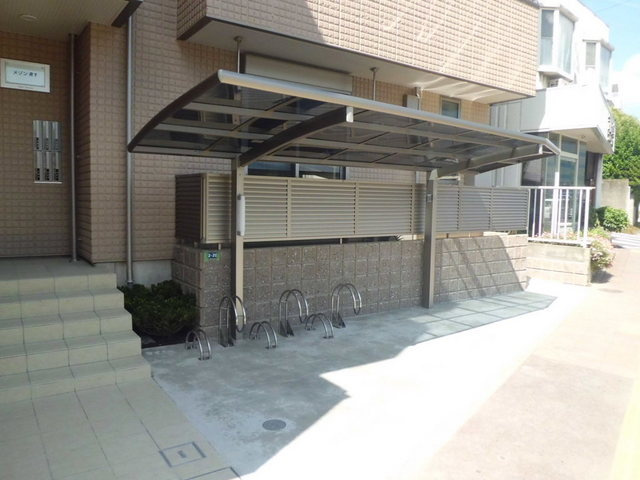 メゾン　Ｒ１のその他共用部分|雨の日も安心　屋根付自転車置場