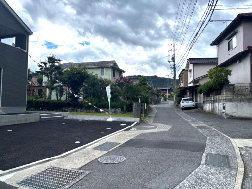 安佐北区落合南第4の前面道路含む現地写真|前面道路は広く車の出し入れもスムーズ。落ち着いた住環境で安心して暮らせます。