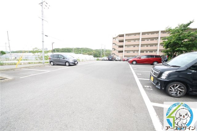 ルームズ学園北町の駐車場