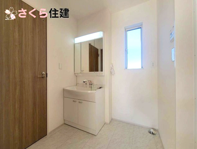 日光市今市1063番　A号棟のその他|同社施工物件の写真です。対面式システムキッチン。家族とコミュニケーションをとりながら家事ができます
