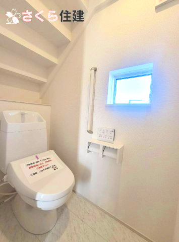 日光市今市1063番　A号棟のその他|同社施工物件の写真。３面鏡の裏にはたっぷりと収納スペースを標準装備！											
