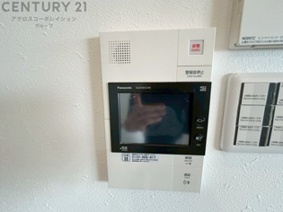 訪問者が来たときにテレビ画面で確認できるため、安心してドアを開けられます。録画機能があるものもあり、留守中に来訪者を記録しておくことができます。利便性が高く、セキュリティ面でも安心です
