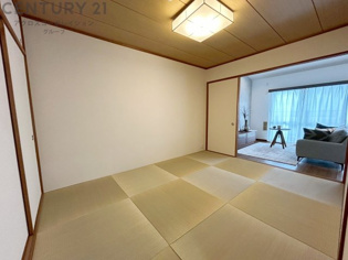 リビング横の和室スペースはリビングと続きで利用してもデザイン性のとれる洋風和室になります。やっぱり一室は欲しい和室は客間や小さなお子様の寝かせ付けなどにも便利です。
