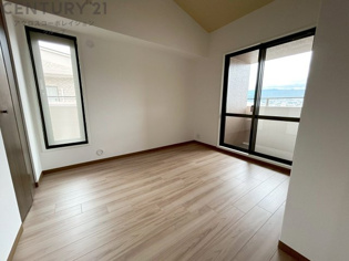 明るい色合いのフローリングとクロスを使用した洋室は家具やインテリアとも調和しやすく空間が広く感じられ開放感を生み出します。自然光を効果的に反射し、室内を明るく保つため、日中の照明使用を抑えられます。
