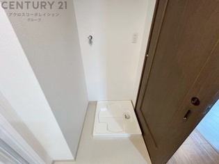 洗濯物の仕分け作業がしやすく、整理整頓が容易になります。洗濯音や湿気を他の部屋に持ち込まず、生活環境を快適に保ちます。上部を活用すれば収納スペースを確保でき洗剤や洗濯用品の整理もしやすくなります。
