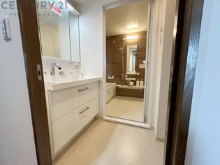 衣服の収納や脱ぎ着や整理整頓がしやすく、湿った衣類を乾燥させるスペースがありカビや臭いの発生を防ぎます。床の汚れを他の部屋に持ち込まず清潔を保つことができます。また快適な入浴環境の整備にも役立ちます。