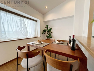 キッチン前のダイニングスペース　カウンターキッチンから料理の受け渡し等に便利です。ダイニングセットを置いても十分な広さを確保。
