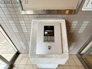 オートロック式エントランスは他の住民や外部の人間が簡単に出入りできないため、個々の住戸が安全に保たれます。同時に、訪問者が来訪する場合にはインターホン等で確認することができ、不要な来客を遮断できます。