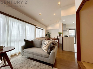 リビングダイニングは家族や友人とのコミュニケーションを楽しむ場所でくつろぎながら食事や会話を楽しめ、多目的に利用できリラックスできる空間です。家庭内の中心として機能し、快適な生活をサポートします。
