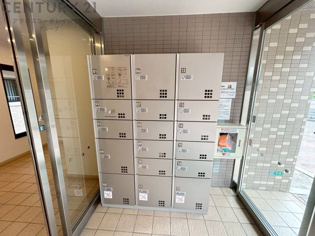 宅配ボックスは荷物の受け取りや配達が便利で安全です。不在時でも荷物が確保され、盗難や損傷のリスクが減少。受け取り時間の柔軟性が向上。外出先からでも荷物の受け取りや預けが可能となります。
