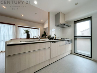 シンプルなデザインと使いやすさを兼ね備えた対面式システムキッチンは、効率的な作業スペースを提供し、家族やゲストとのコミュニケーションを促進します。
