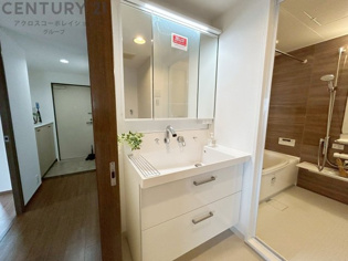 化粧品や洗顔料、歯ブラシなどの必需品をまとめて置ける収納スペースがあり、使用するたびに取り出す手間が省けます。また、水回りのため、濡れても大丈夫な素材が使用されており、お手入れが簡単です。
