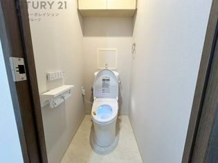 温水洗浄便座付トイレは温水洗浄機能により、暖かい水でおしりを洗浄することができ、冷たい水を使う従来の便座に比べ、温水洗浄機能で暖かいトイレを提供し、快適な使用を可能にします。
