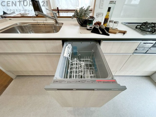 手洗いに比べて時間や労力を節約できることです。また、高温のお湯で洗浄されるため、雑菌や細菌を殺菌する効果もあります。さらに、乾燥機能があるため、手で拭く手間も省け衛生的に保管できます。
