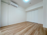【洋室】 | コスモ博多古門戸☆仲介手数料無料☆ | 居住スペースをしっかり確保した、家具配置のしやすい機能的なレイアウト。帰宅後、一人の時間をゆったりと贅沢に過ごせる落ち着いた空間です♪
