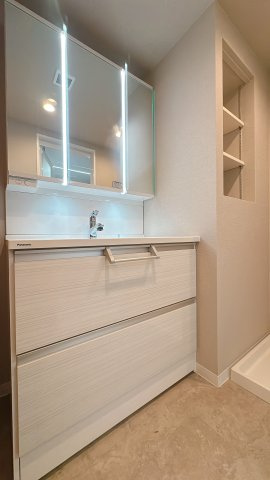 【独立洗面台】 | コスモ博多古門戸☆仲介手数料無料☆ | １日の始まりを迎える、この場所。大きな鏡と明るい照明が、眠たい朝も優しく包みます。
シャンプードレッサー仕様で、落ちた髪の毛を流すのもラクチン♪