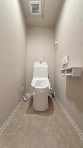 【トイレ】 | コスモ博多古門戸☆仲介手数料無料☆ | 手洗い一体型のトイレは節水効果があり、環境にもお財布にも優しい人気のタイプです。もちろんウォシュレット機能も完備しています。