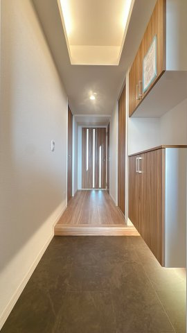 【玄関】 | コスモ博多古門戸☆仲介手数料無料☆ | シューズボックス付きで玄関周りもスッキリ。品格を感じさせる落ち着いた空間です。