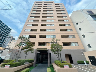 【外観】 | 青空に映える重厚感のある外観。管理の行き届いた綺麗なマンションです。「中州川端」駅も生活圏内。利便性と静穏な住環境を両立したレジデンス。