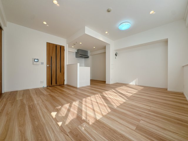 【居間・リビング】 | コスモ博多古門戸☆仲介手数料無料☆ | 居住スペースをしっかり確保した、家具配置のしやすい機能的なレイアウト。帰宅後、一人の時間をゆったりと贅沢に過ごせる落ち着いた空間です♪