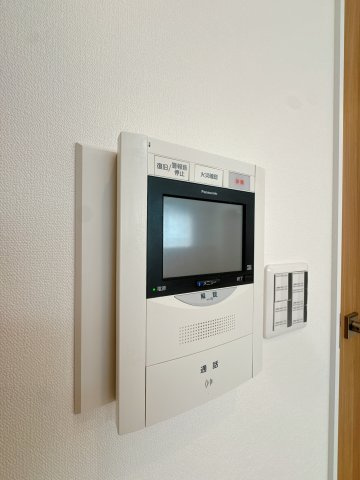 【防犯設備】 | コスモ博多古門戸☆仲介手数料無料☆ | 暮らしの安全を守るTVモニター付きインターホンを設置。来客確認がスムーズに行え、防犯面も安心です。