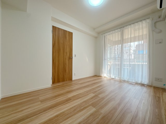 【洋室】 | コスモ博多古門戸☆仲介手数料無料☆ | 居住スペースをしっかり確保した、家具配置のしやすい機能的なレイアウト。帰宅後、一人の時間をゆったりと贅沢に過ごせる落ち着いた空間です♪