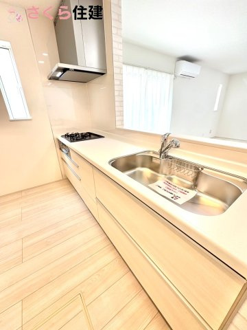 Heartful-Town 　東武西川田駅1期　１号棟のキッチン|お子様と並んで料理をしても余裕のゆとりのキッチン。お子様と一緒に料理も叶いますよ♪