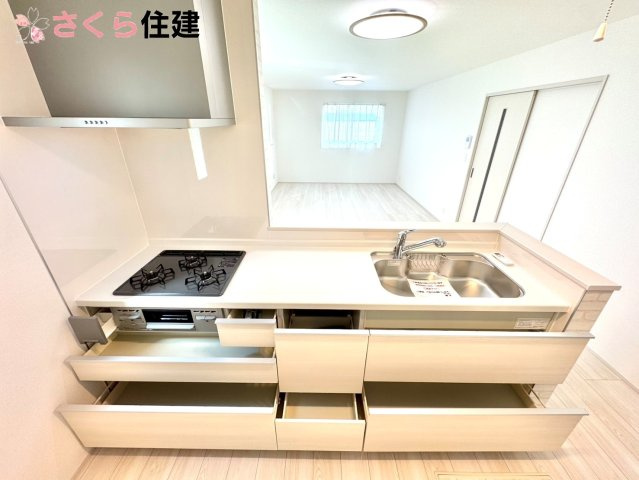 Heartful-Town 　東武西川田駅1期　１号棟のキッチン|キッチン下収納は奥まで引き出せるので、大きく屈まなくても楽に必要なものがパッと取り出せます！