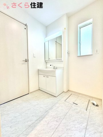 Heartful-Town 　東武西川田駅1期　１号棟の洗面所|ゆとりある広さの洗面所。両サイド収納の洗面台で、二人ならんで同時の身支度もスムーズです。