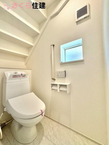 Heartful-Town 　東武西川田駅1期　１号棟のトイレ|トイレは各階完備。夜、トイレに起きても、2階の寝室から1階のトイレに降りる必要はありません。