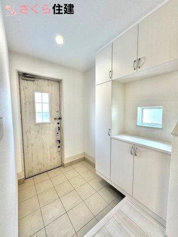 Heartful-Town 　東武西川田駅1期　１号棟の玄関|玄関がいつも片づく大型シューズボックス。お子様の靴のサイズが大きくなっていっても安心の広々スペース！