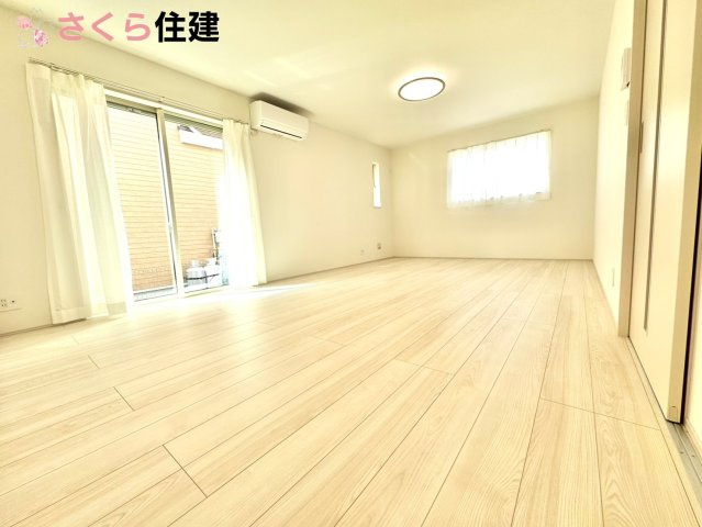 Heartful-Town 　東武西川田駅1期　１号棟の居間・リビング|広々20.75帖LDLは南向きで日当たり良好。ゆったりとした時間の流れる開放的なくつろぎの空間
