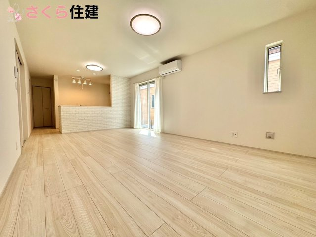 Heartful-Town 　東武西川田駅1期　１号棟の居間・リビング|20.75帖LDKはキッチンで家事をしながらでもお子様に一対一で向き合える時間が作れます！！
