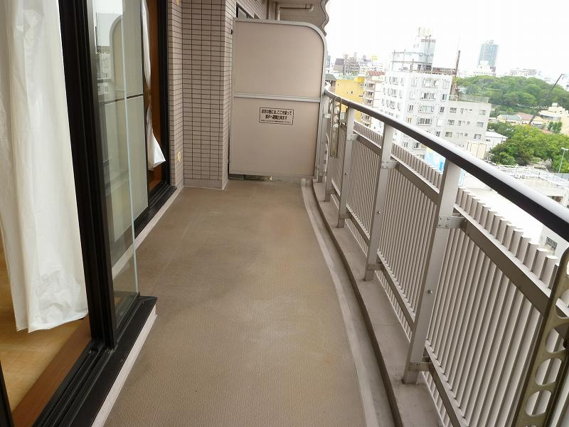 フロンティアタワーナンバイーストのバルコニー