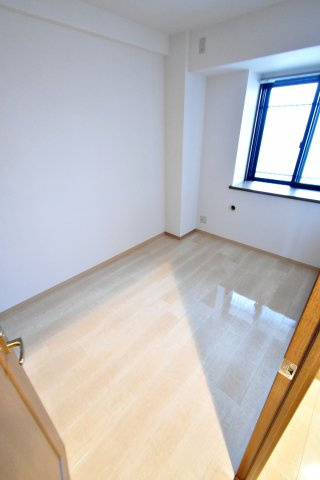 フロンティアタワー難波EAST（旧：グランソレイユ日本橋）の洋室