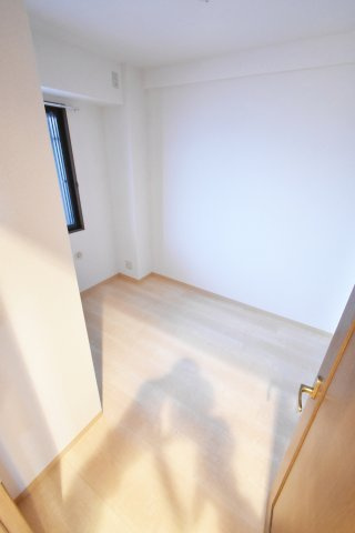 フロンティアタワー難波EAST（旧：グランソレイユ日本橋）の洋室