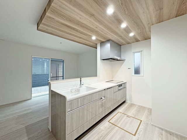 調理家電や食料品のストック、調味料や保存容器など、キッチン廻りには頻繁に使うけど出しっぱなしにはしたくないものばかり
そんな時はパントリーが大活躍です
急な来客時もキッチン廻りはいつもすっきりです