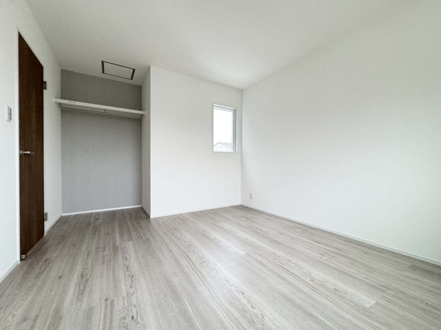 各洋室には1帖以上のクローゼットがあります。また可能な限りウォークインクローゼットを確保。ハンガーパイプ付きなので、衣類の収納もしやすく衣替えもスムーズです