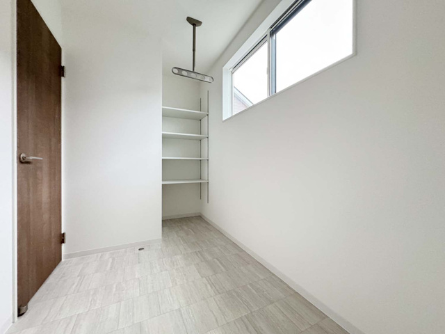 サンルーム
2階にも天候を気にせず洗濯物を干せるスペースを確保
壁面いっぱいに開閉できる窓があるので光がたくさん入り、換気もできます
観葉植物を育てたり、家族でくつろぐスペースとしても活躍