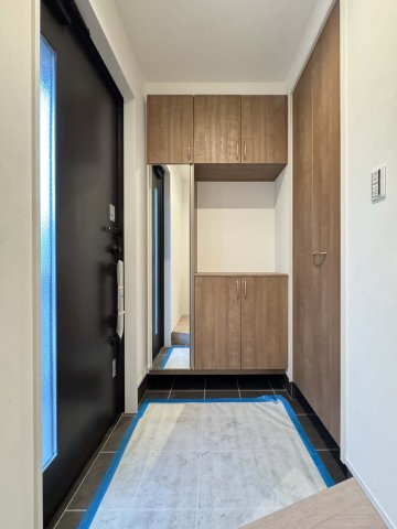 玄関には大容量のシューズボックス
土間収納も備えていますので日常的に出し入れするものを手軽に取り扱う事が出来ます