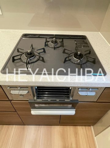 ミリアレジデンス浅草駒形のキッチン|3口ガスコンロ